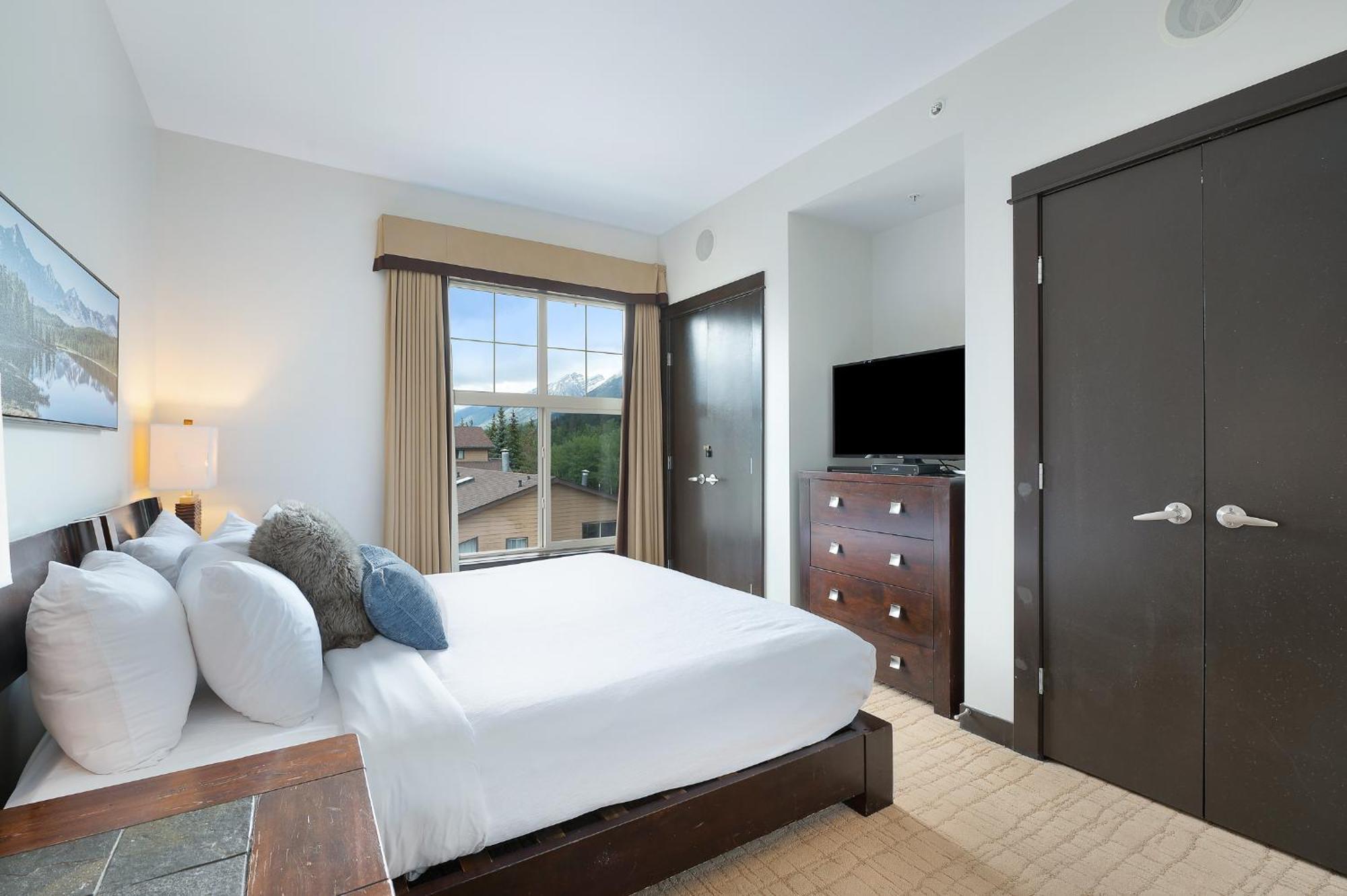 Heavenly Mountain Condo Managed By Little Sister Getaways Canmore Exterior photo